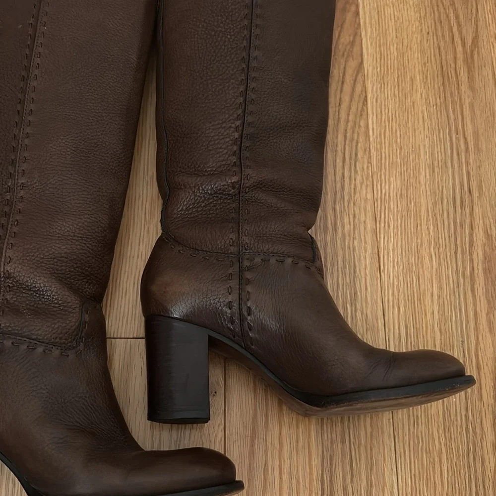 Tory Burch Brown Wyatt Stovepipe Pebbled Leather Gold Logo Tall boots Sz 6